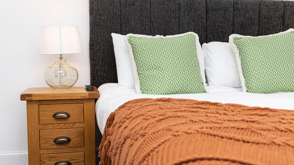 Cottage-Sweet-Pea-Bedside-Table-APH Barbara Smok